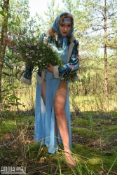 Adorable babe teasing out of doors   NakedTeen.photos