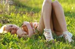 Attractive blonde presentations pussy open air   NakedTeen.photos