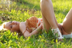 Attractive blonde presentations pussy open air   NakedTeen.photos