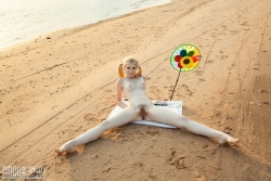 Fuzzy pussy blonde   NakedTeen.photos