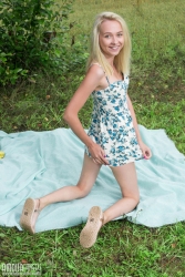 Lovable smiling good looks   NakedTeen.photos