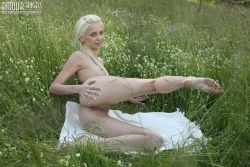 Nude blonde outdoor   NakedTeen.photos