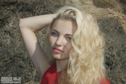 Scorching babe on sharp rocks   NakedTeen.photos