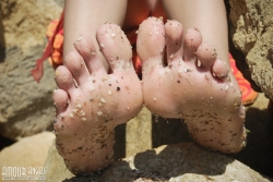 Scorching babe on sharp rocks   NakedTeen.photos