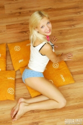 Scorching Blonde with Pillows   NakedTeen.photos