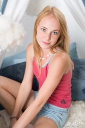 Shocking blonde good looks   NakedTeen.photos