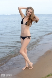 Woman at the beach   NakedTeen.photos
